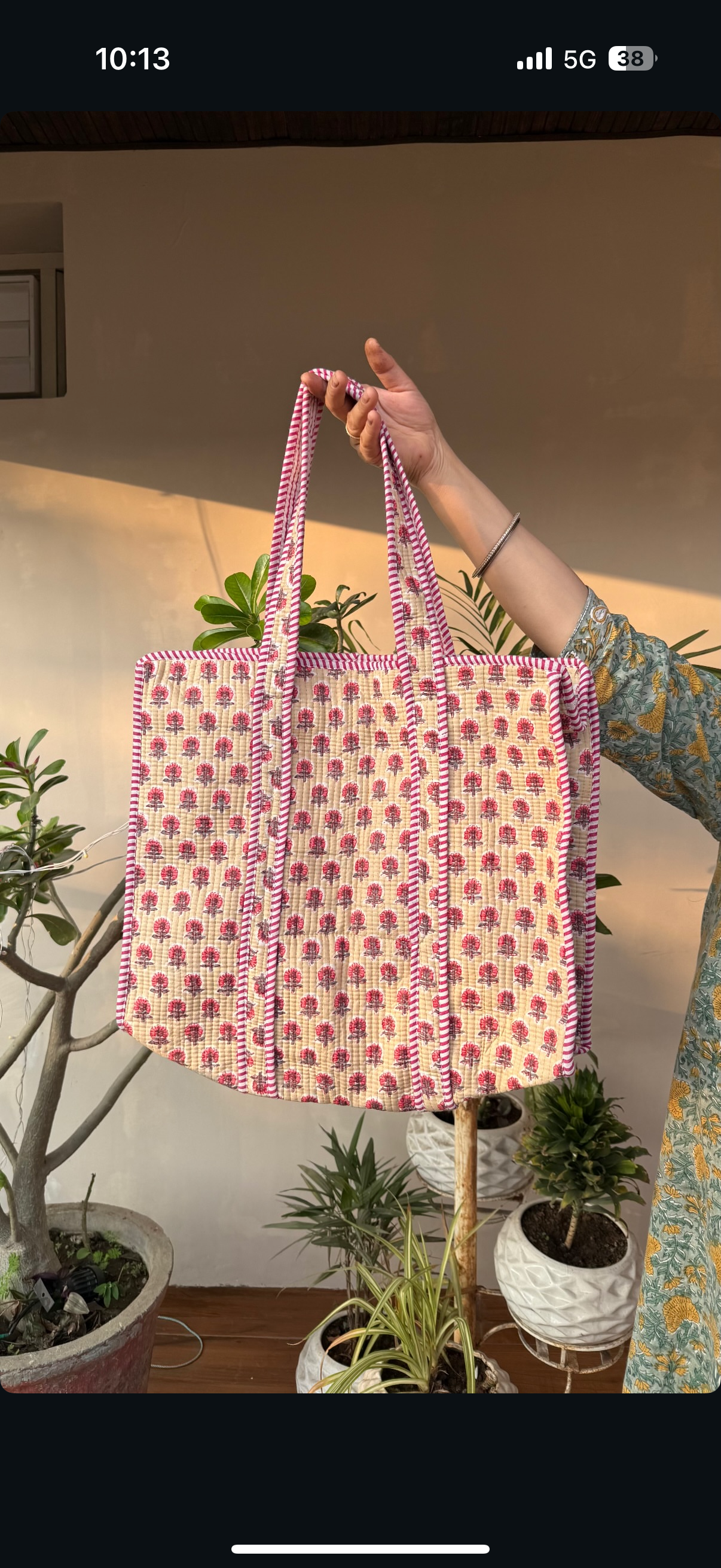 Quilted tote bag with zip opening