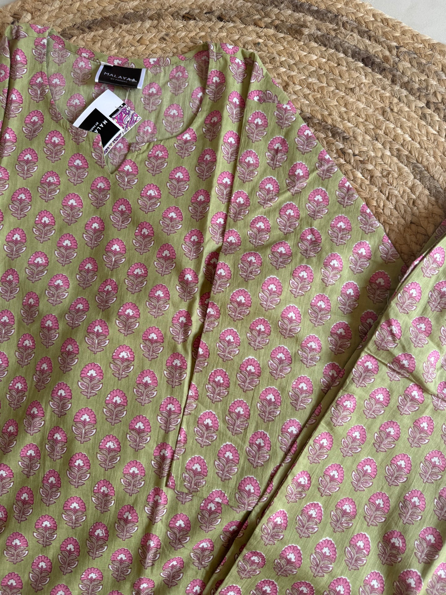 green Short kurta set with flower motifs