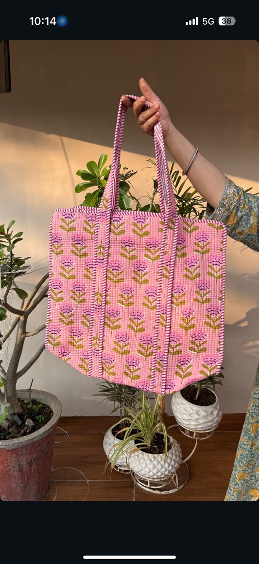 Quilted tote bag with zip opening