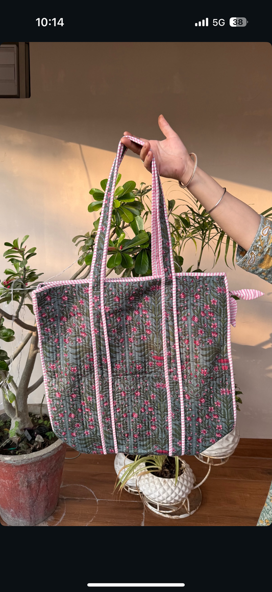 Quilted tote bag with zip opening