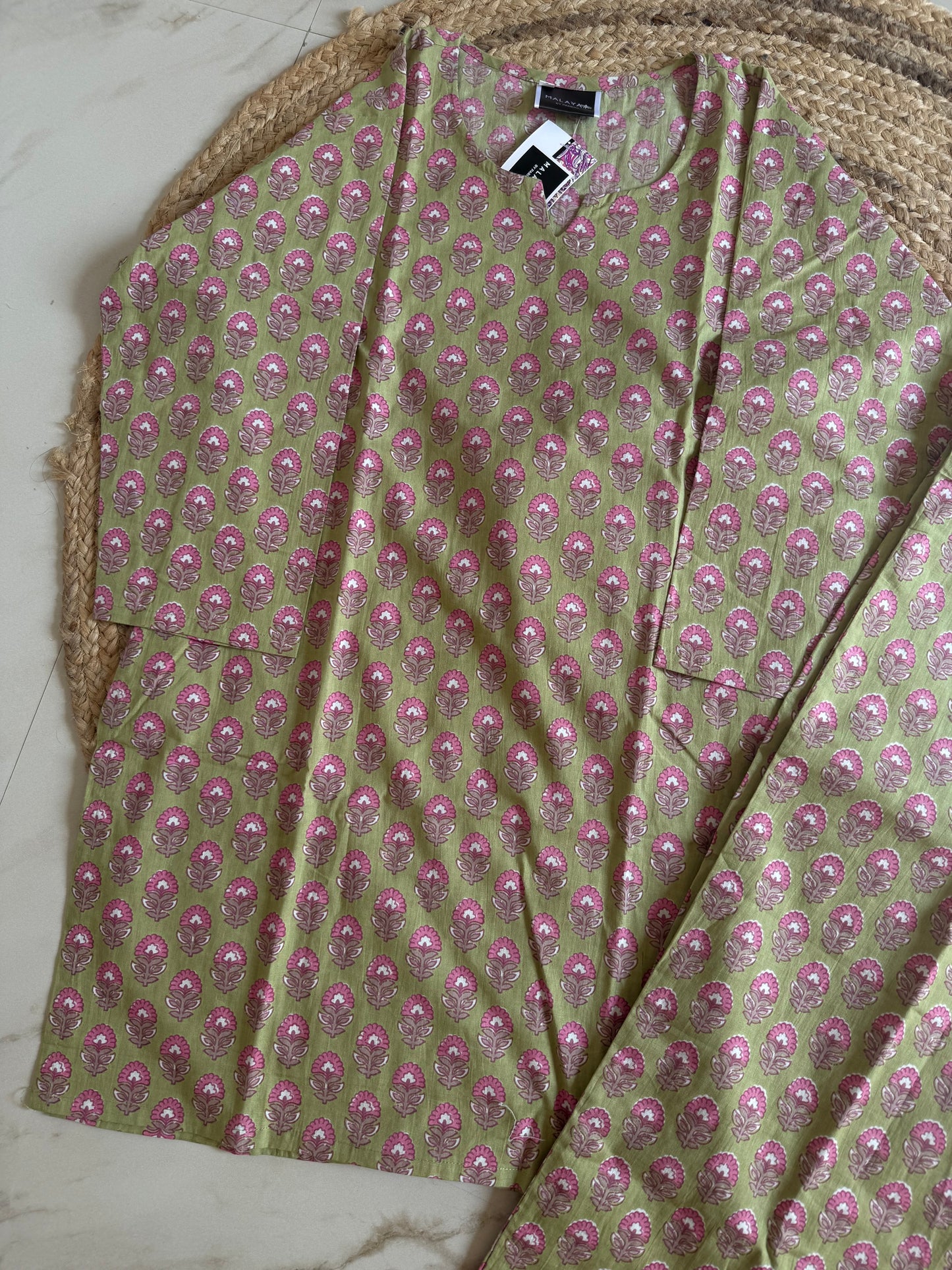 green Short kurta set with flower motifs