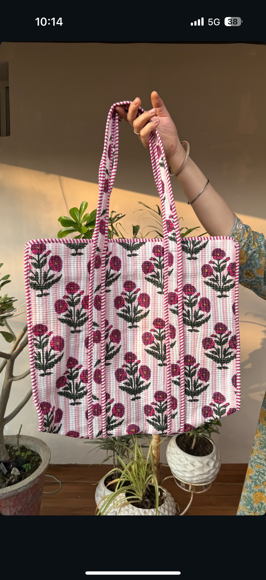 Quilted tote bag with zip opening