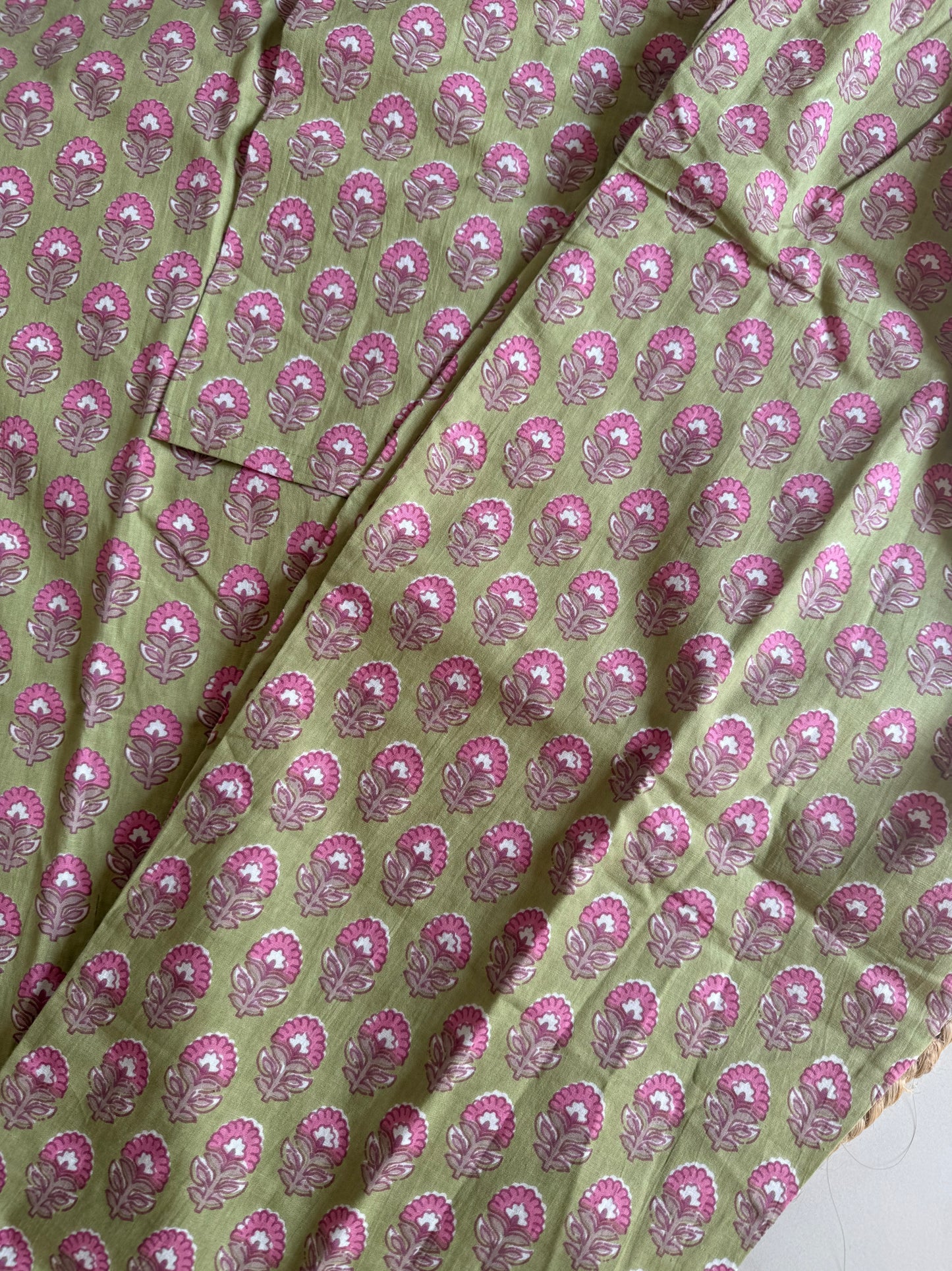 green Short kurta set with flower motifs