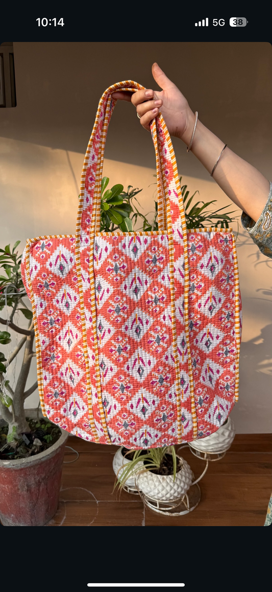 Quilted tote bag with zip opening