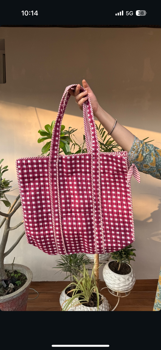 Quilted tote bag with zip opening