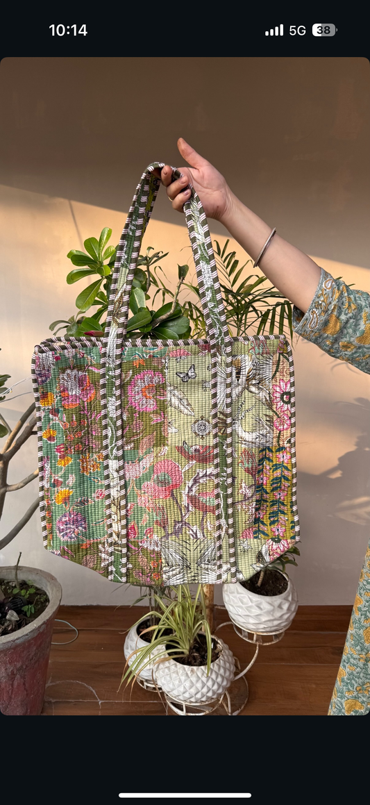 Quilted tote bag with zip opening