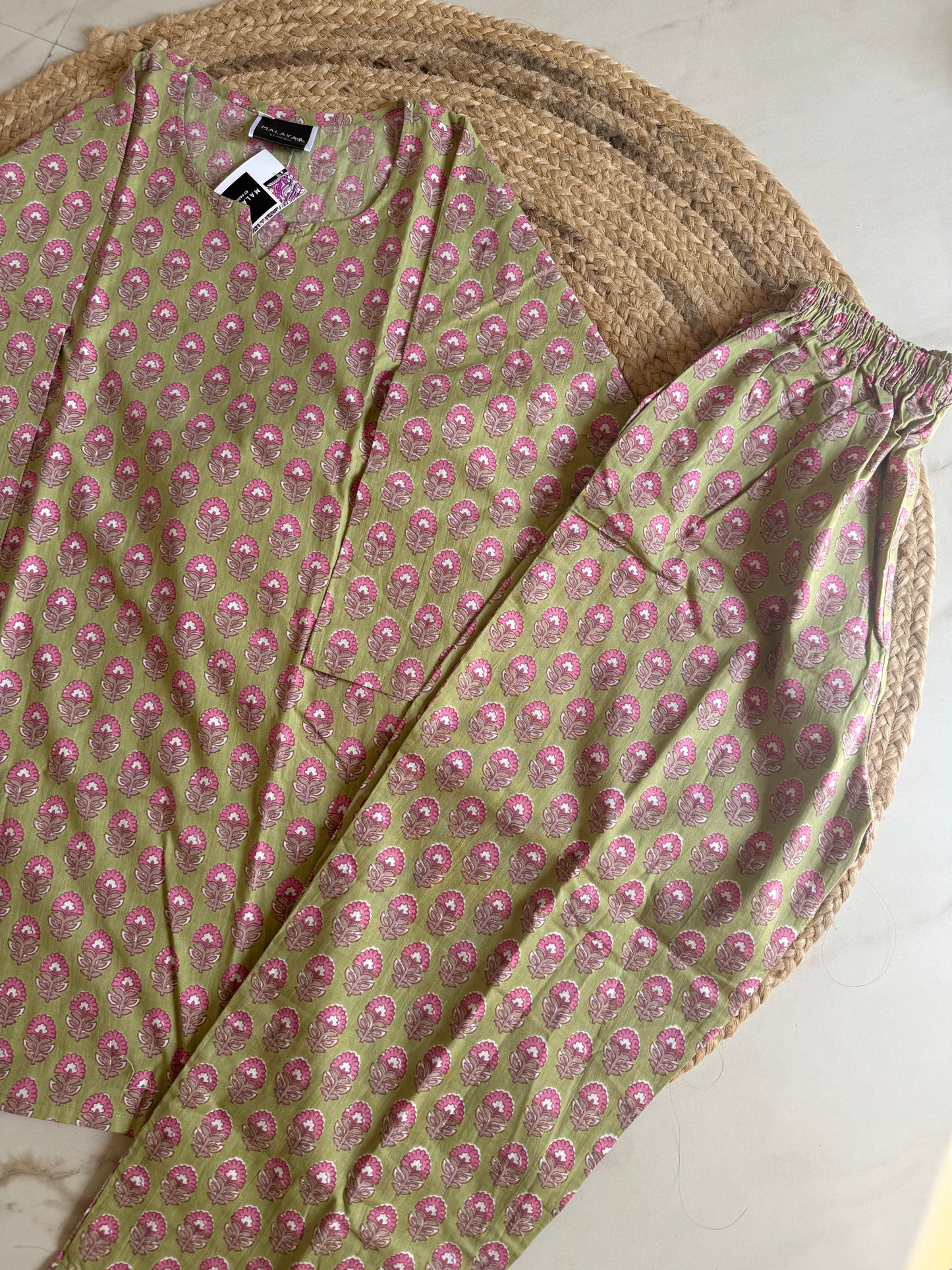 green Short kurta set with flower motifs