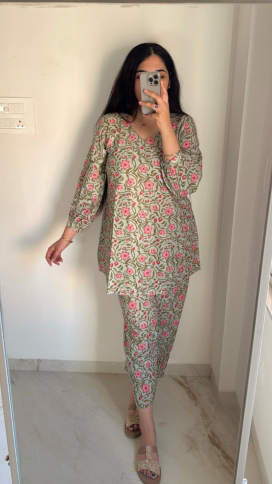 V neck kurta set